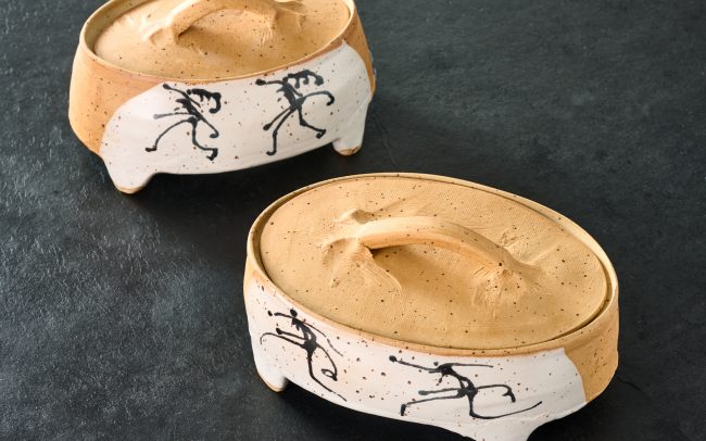 Ovale Dose mit Füßen